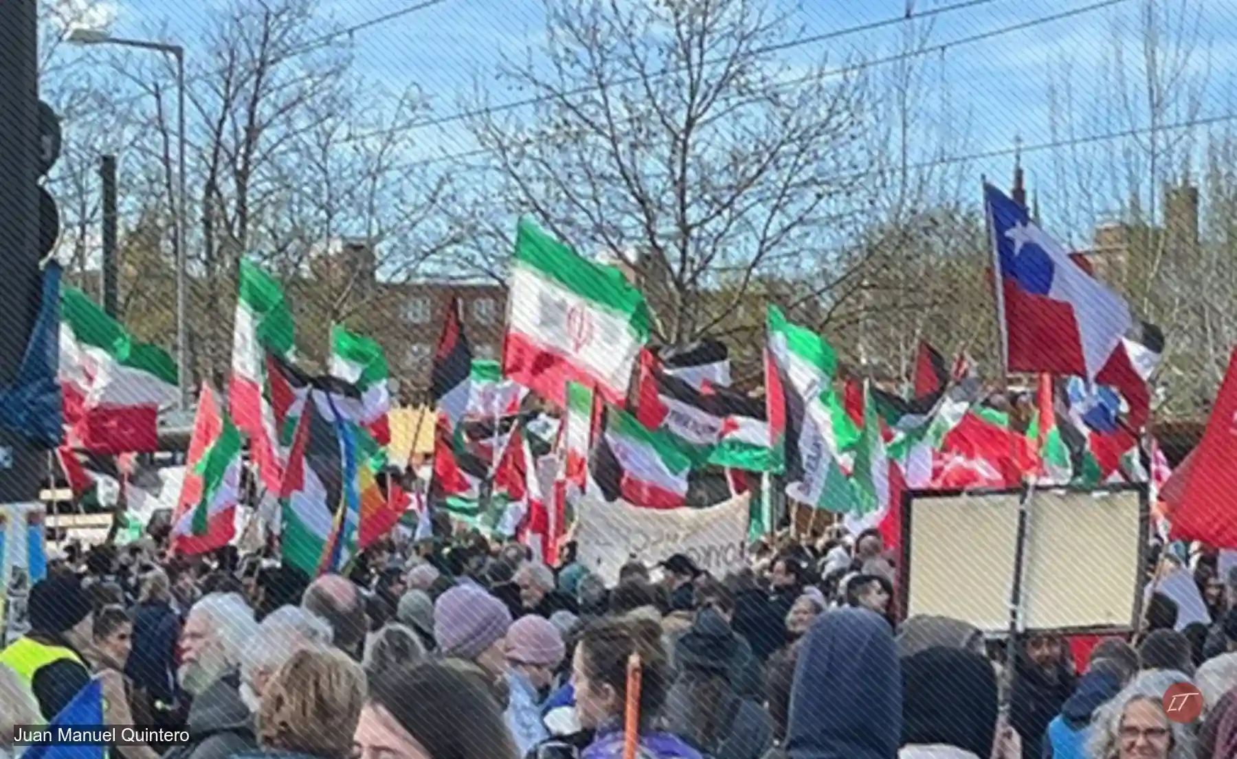 Manifestantes con banderas de Irán en protesta contra ataques de Israel