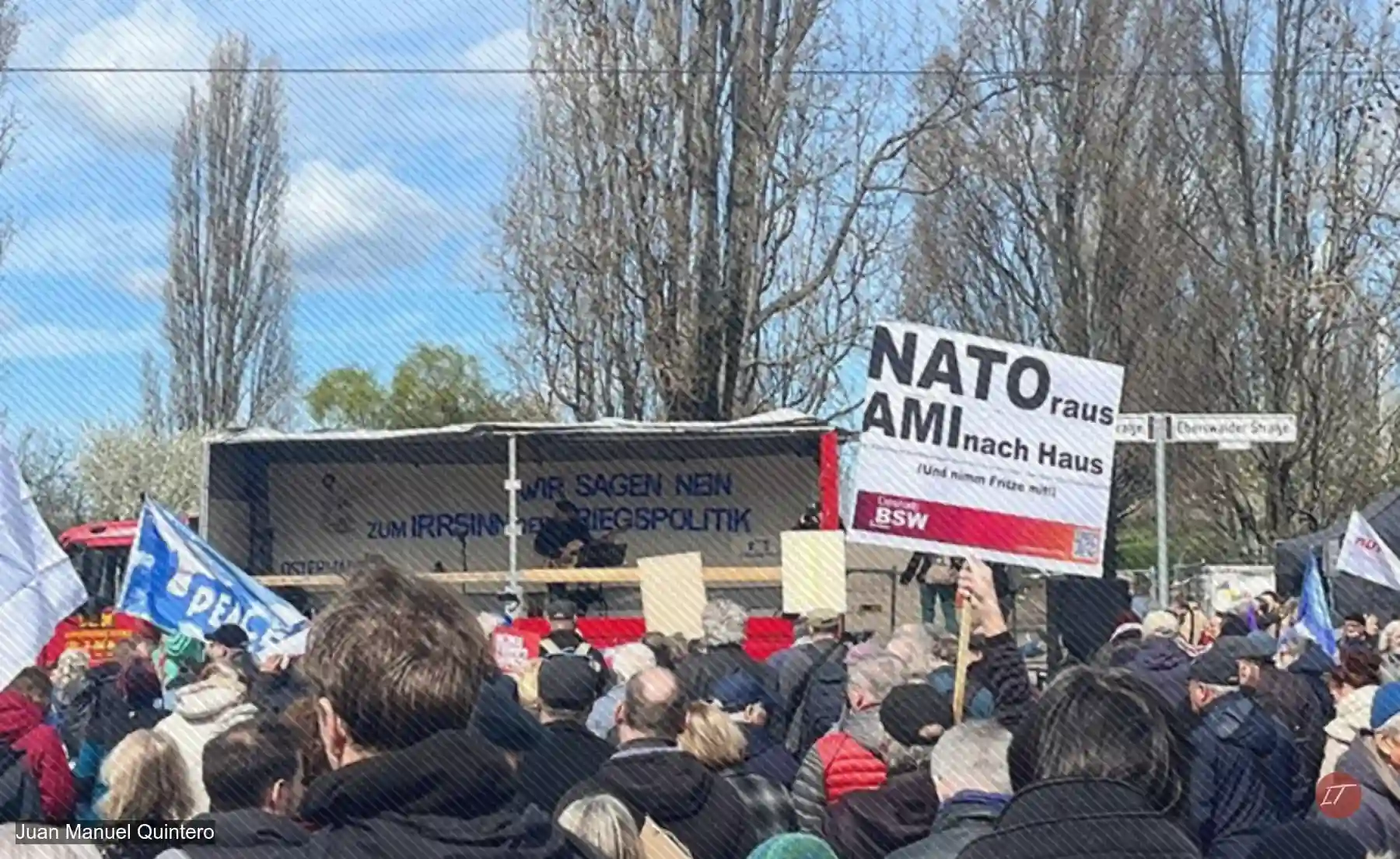 Manifestantes sostienen carteles NATO raus AMI nach Haus en Berlín