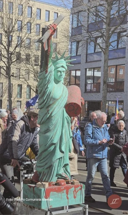 Estatua de la libertad intervenida con misil y pintura roja en protesta Berlín