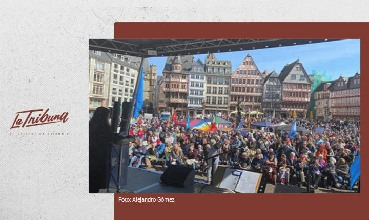 Multitud con paraguas protesta frente a edificio en Frankfurt durante movilización