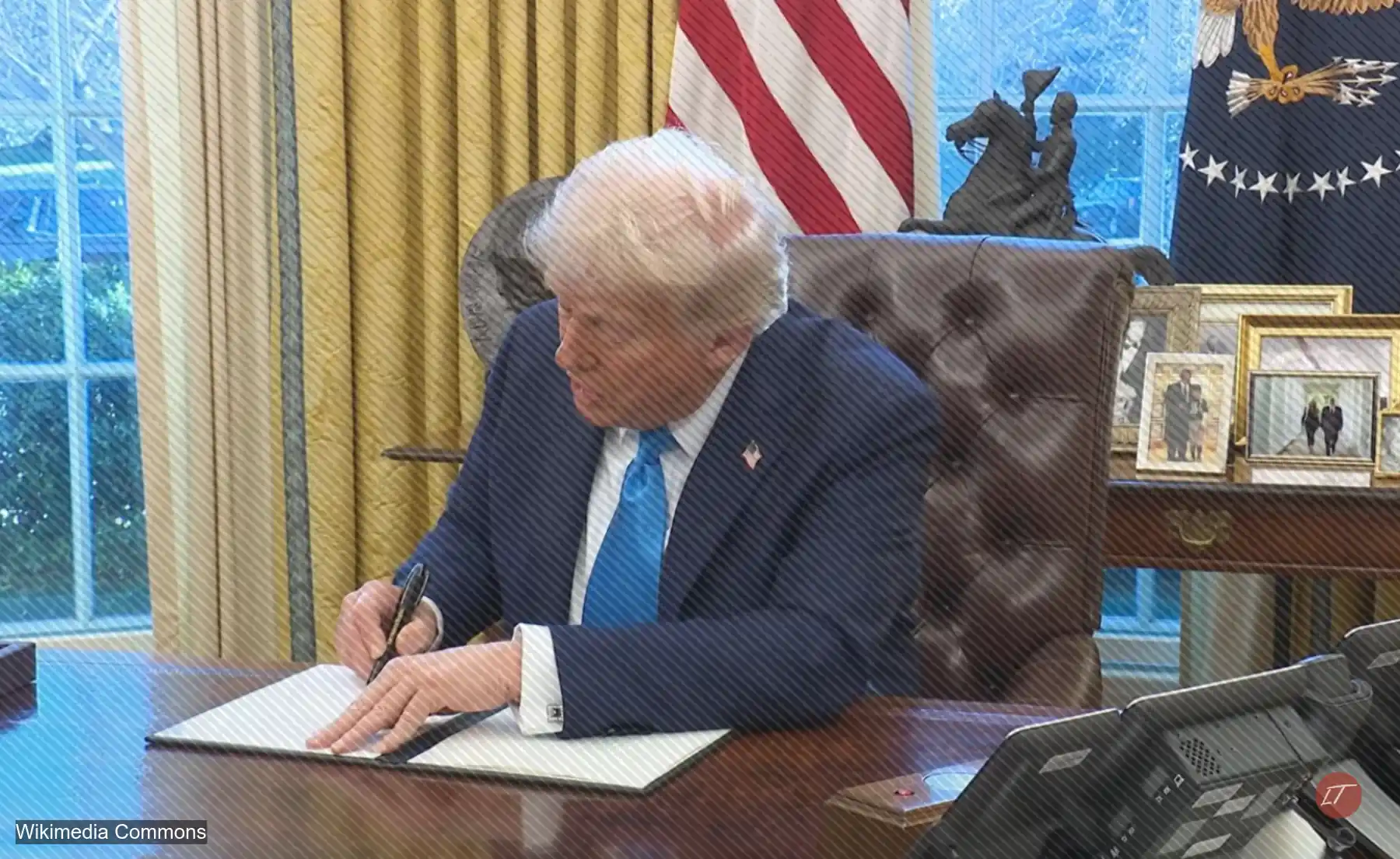 Donald Trump muestra orden ejecutiva firmada en oficina de la Casa Blanca