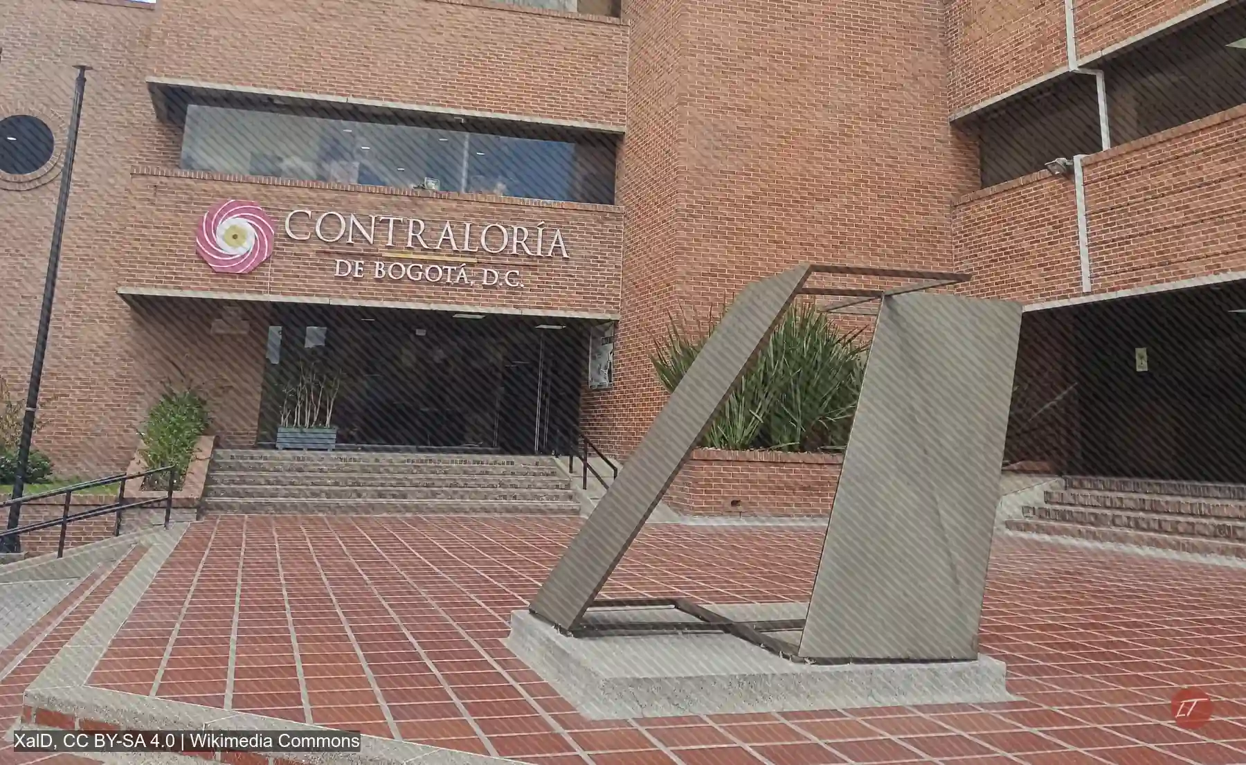 Fachada de la Contraloría de Bogotá en edificio de ladrillo