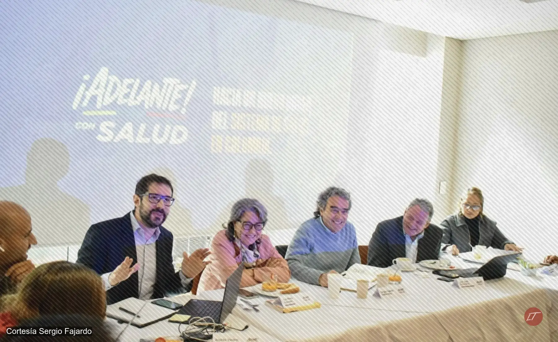 Equipo de salud presenta propuestas de Fajardo ante actores del sector