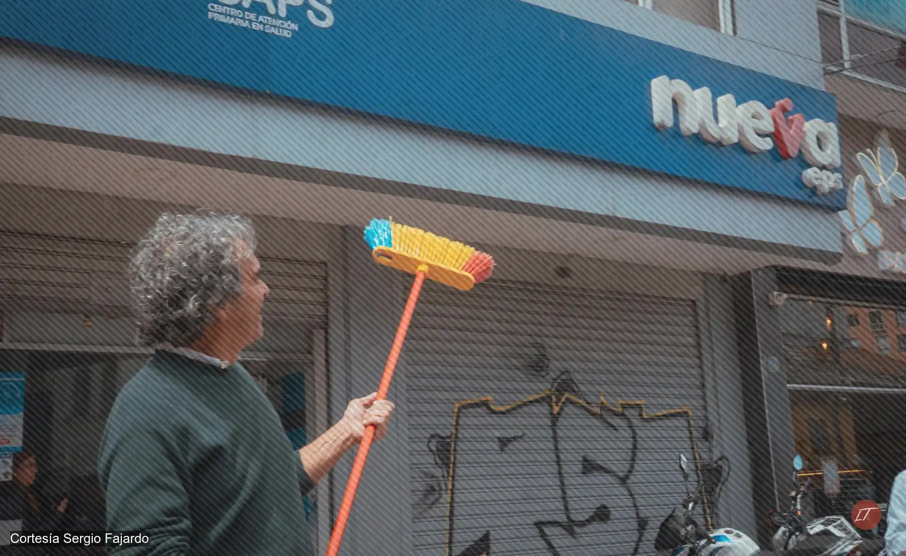 Sergio Fajardo sostiene una escoba frente a sede de Nueva EPS
