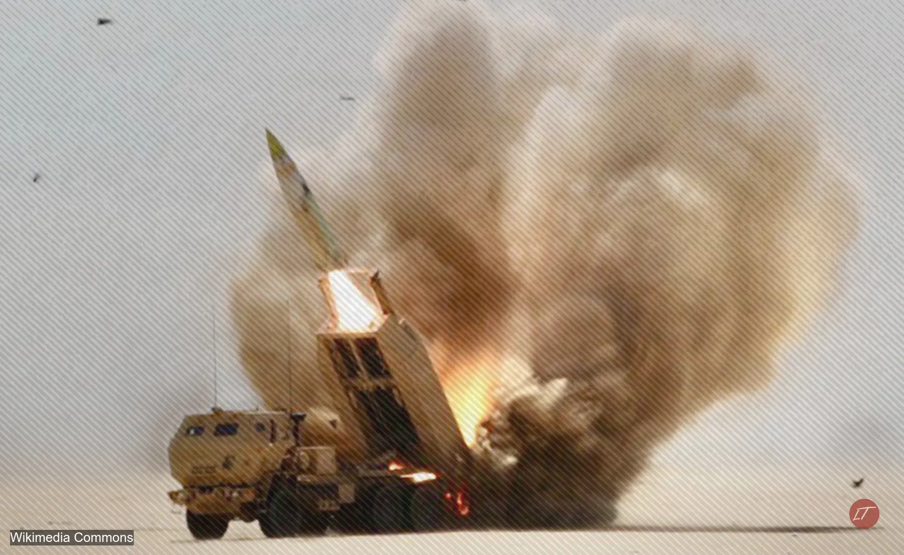 Sistema HIMARS lanza misil en operación militar de Estados Unidos