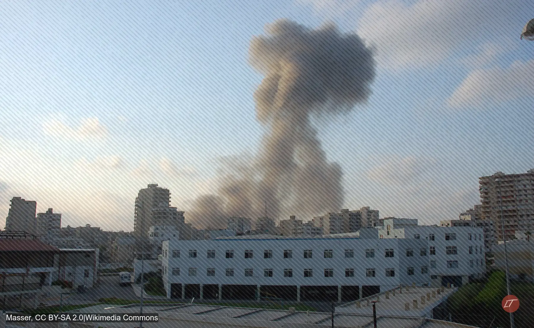 Columna de humo sobre una ciudad durante bombardeos en el Líbano