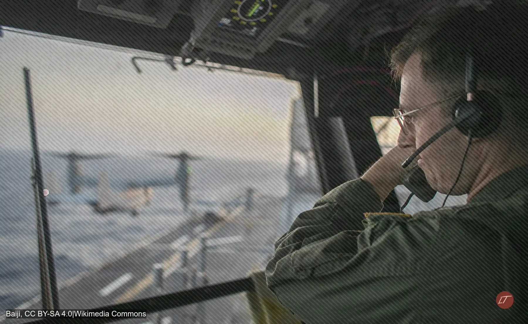 Oficial naval supervisa operaciones aéreas en buque estadounidense