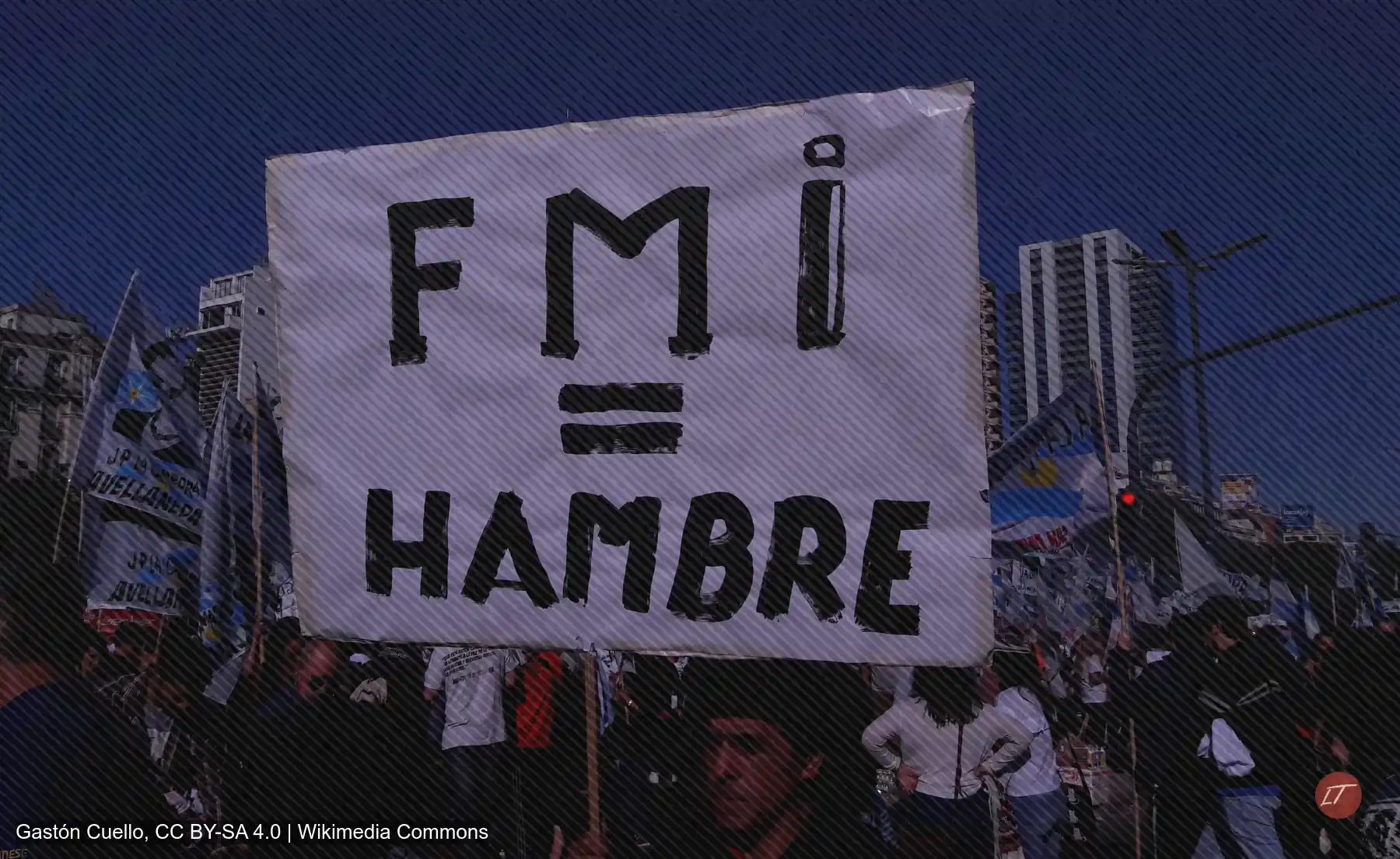 Manifestación con cartel contra el Fondo Monetario Internacional durante una protesta pública