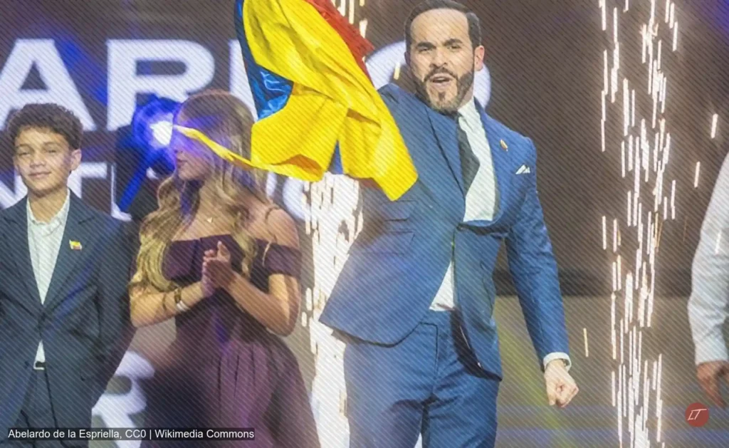 Abelardo de la Espriella agita bandera de Colombia en tarima