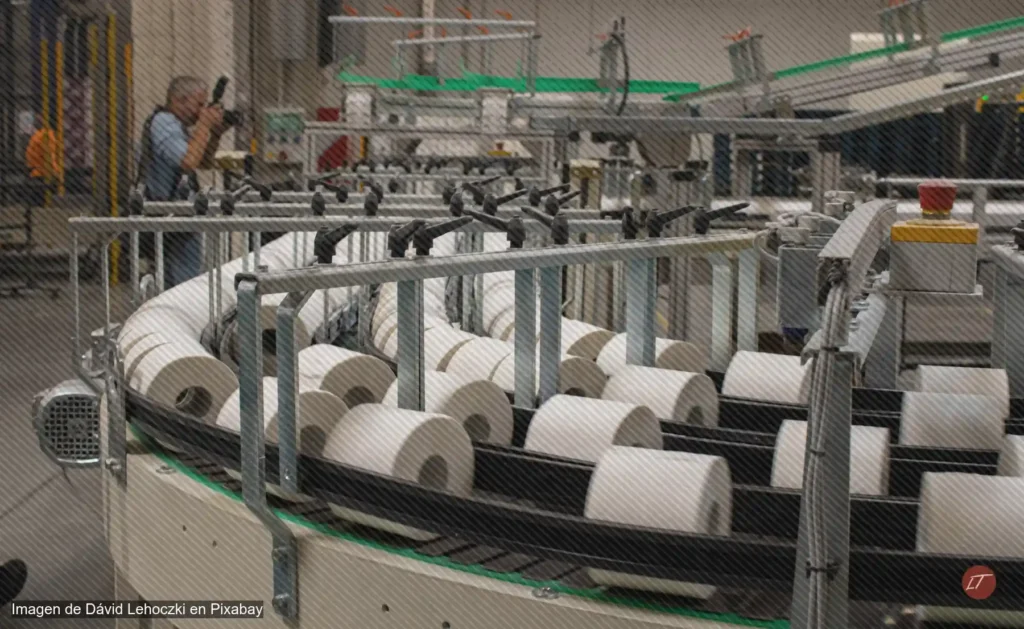 Bobinas de papel avanzan en planta industrial