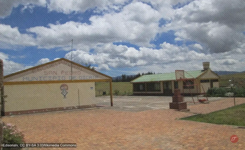 Escuela rural San Pedro con cancha y edificios escolares en Oicatá