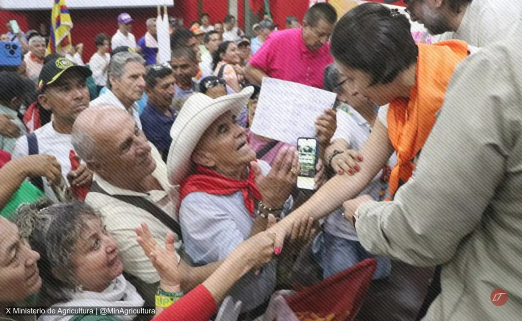 Martha Carvajalino saluda a asistentes en evento campesino