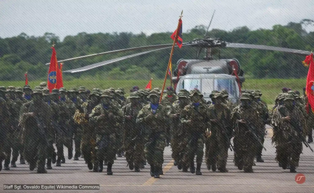 Militares colombianos marchan con helicóptero durante operación antidrogas
