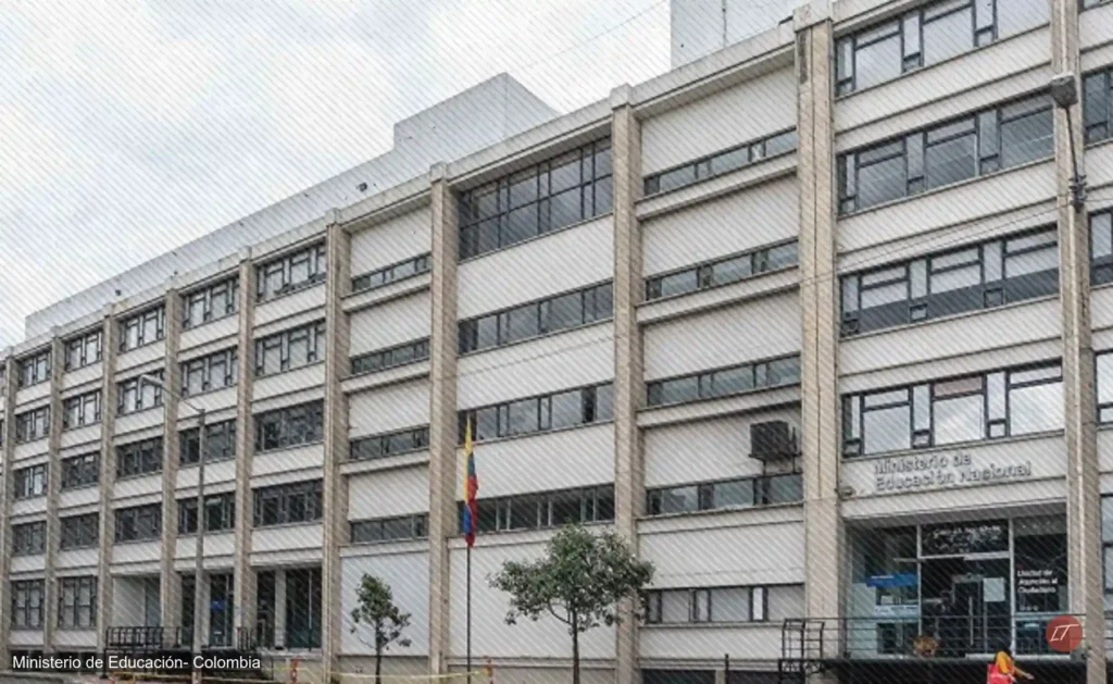 Edificio del Ministerio de Educación Nacional con bandera de Colombia al frente