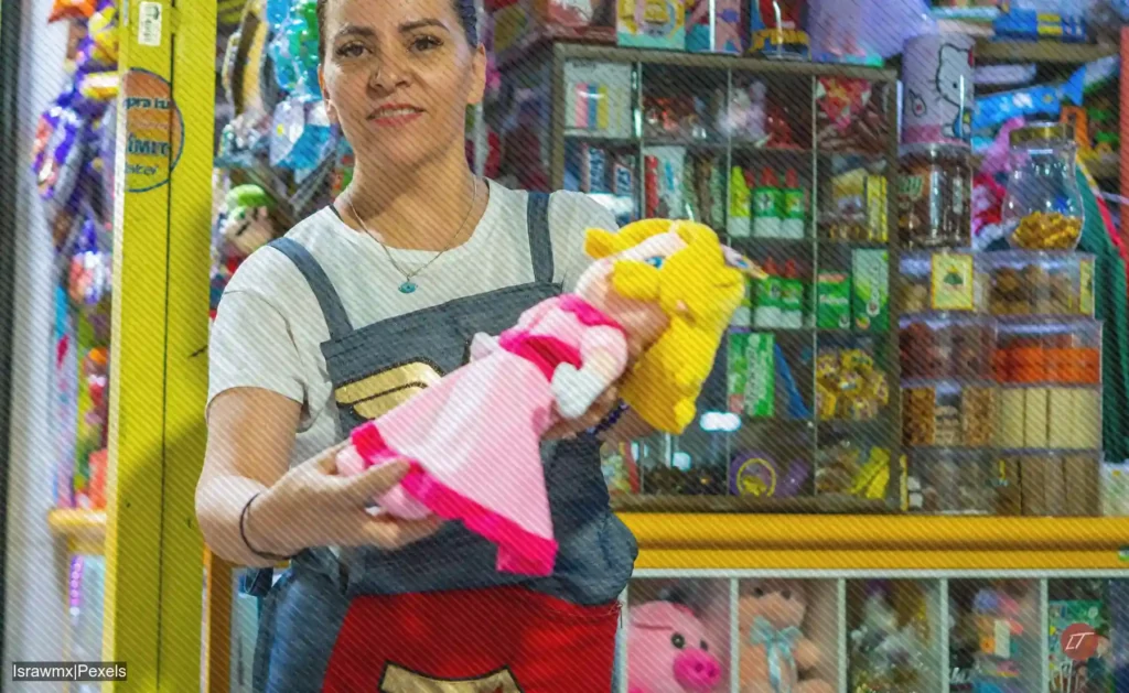 Mujer atiende microempresa con productos en vitrina