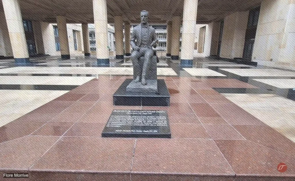 Estatua de Francisco de Paula Santander en el Palacio de Justicia