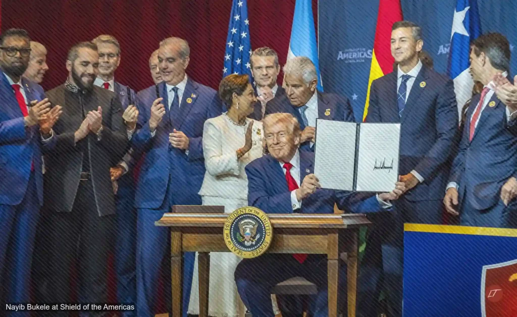 Trump muestra documento firmado del Shield of the Americas