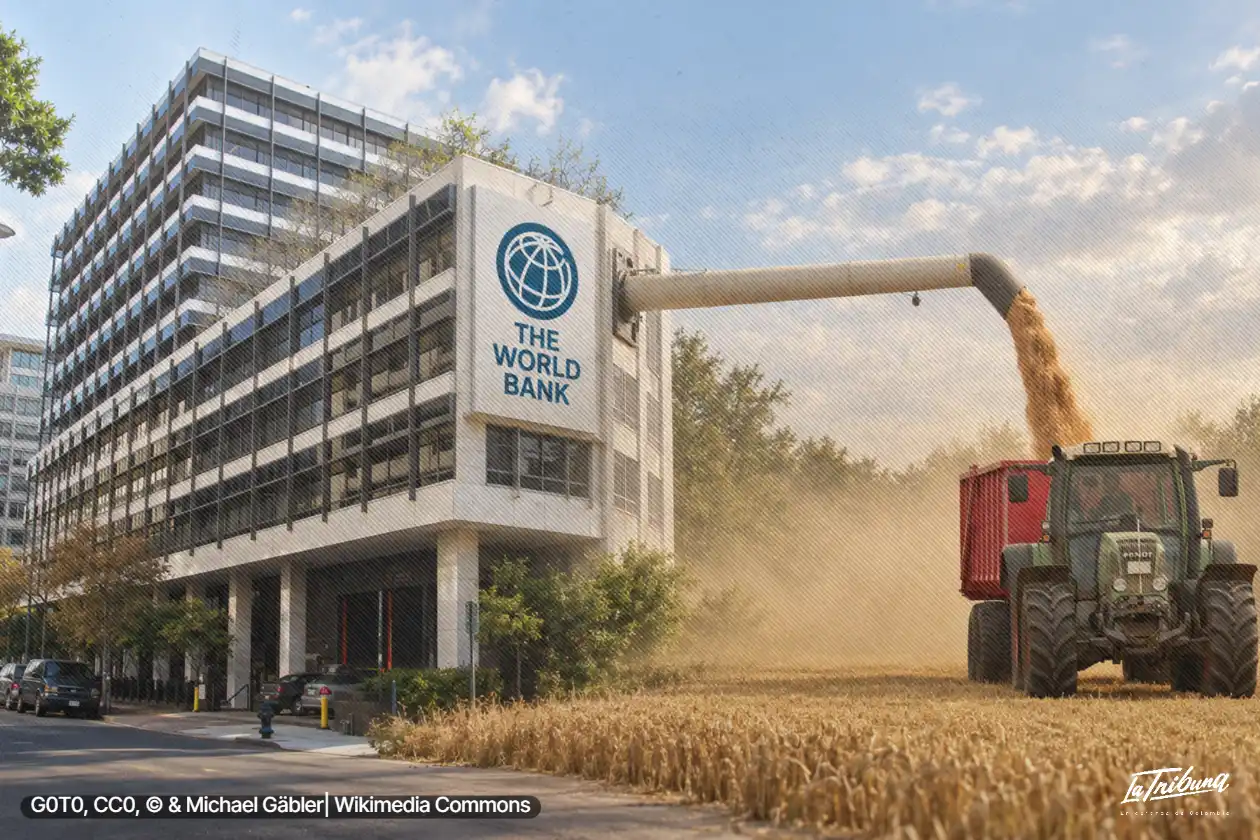 Edificio del Banco Mundial con tractor descargando grano en cultivo