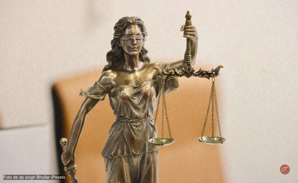 Estatua de la Dama de la Justicia con balanza y espada