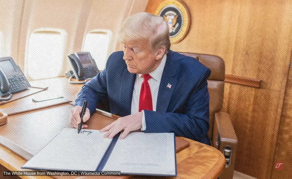 Donald Trump firma documento a bordo del Air Force One
