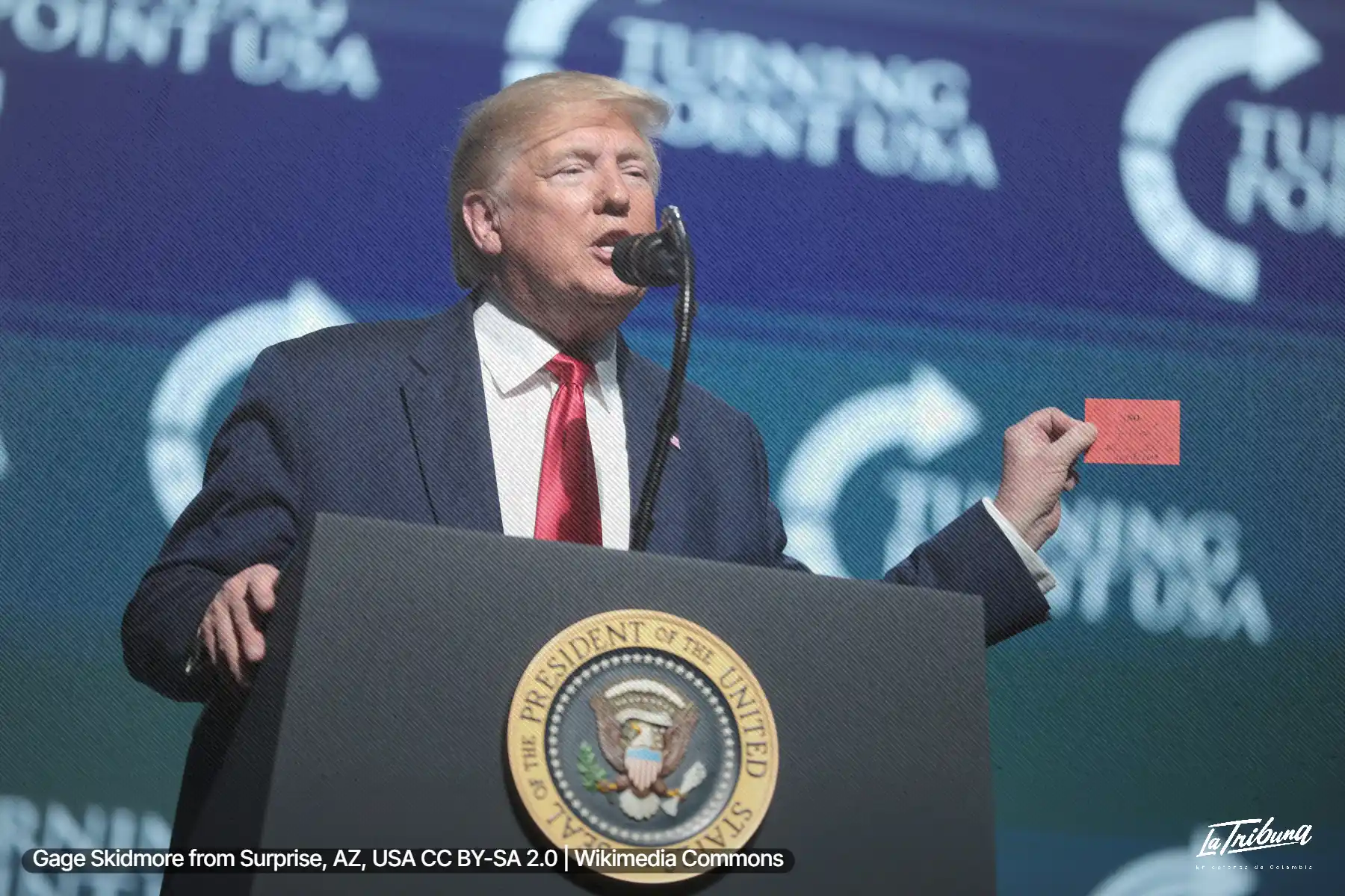 Donald Trump habla ante micrófono en evento de Turning Point USA