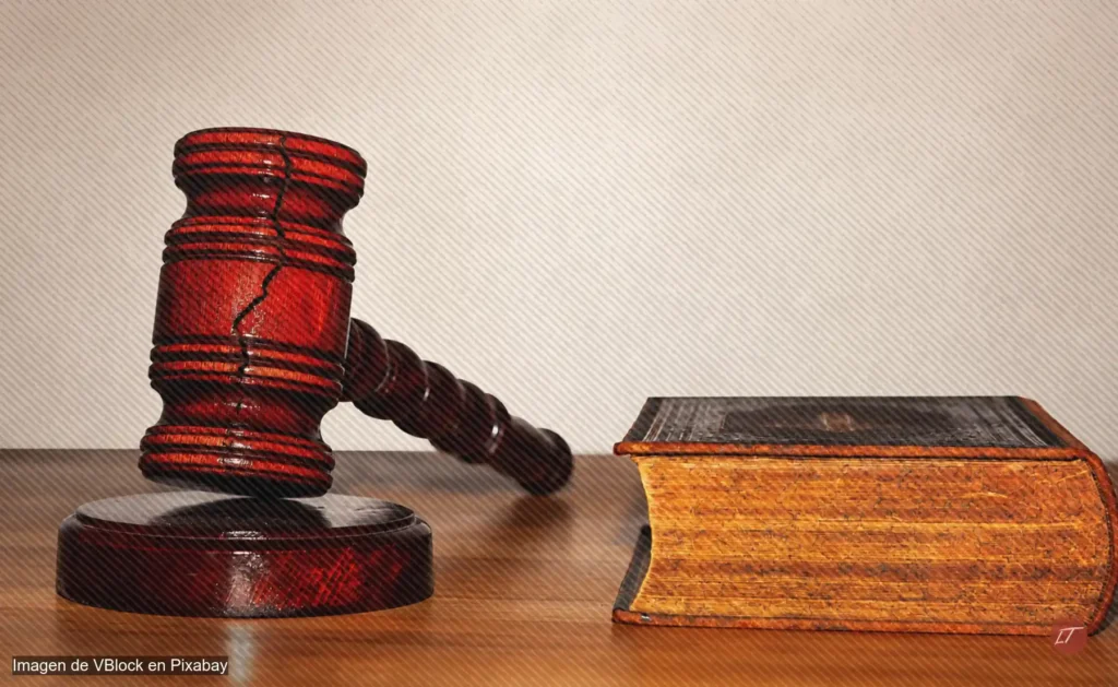 Martillo judicial fracturado junto a libro sobre una mesa
