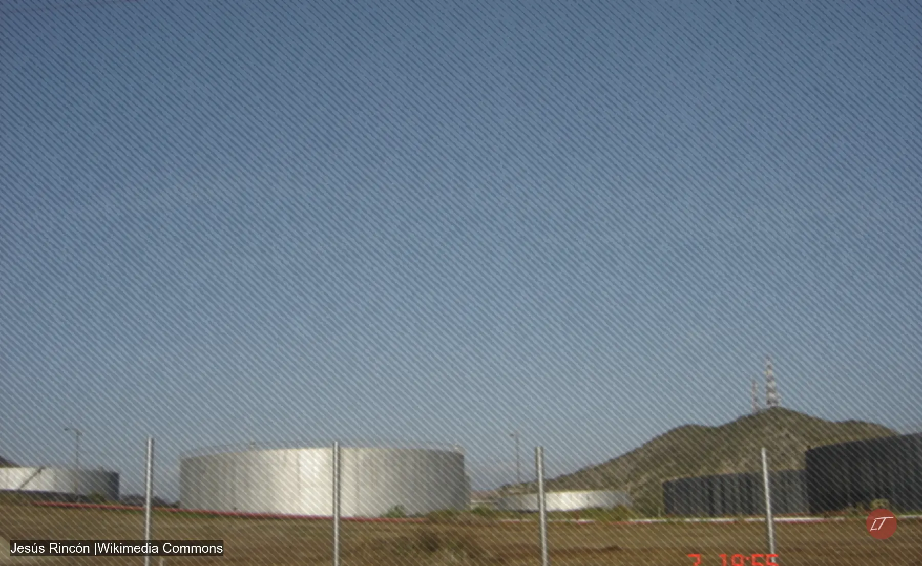 Tanques de almacenamiento de la refinería El Chaure cerca de Guanta