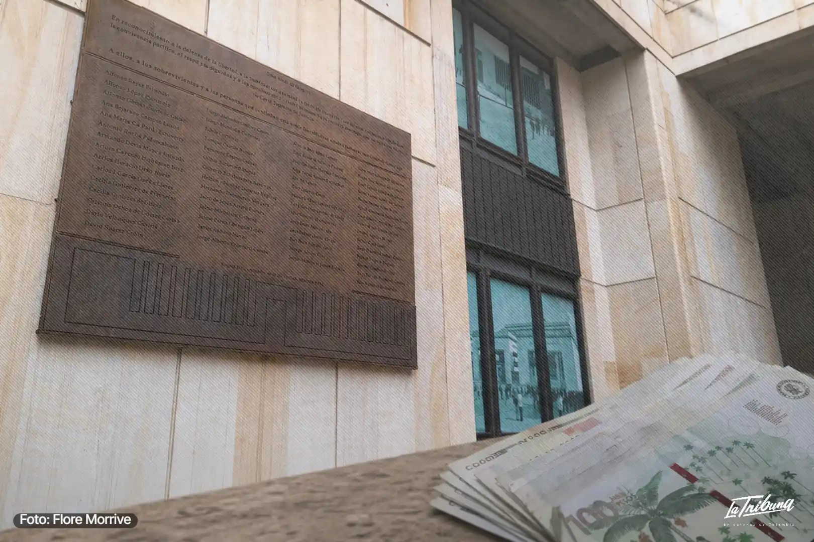 Placa del Palacio de Justicia junto a billetes colombianos