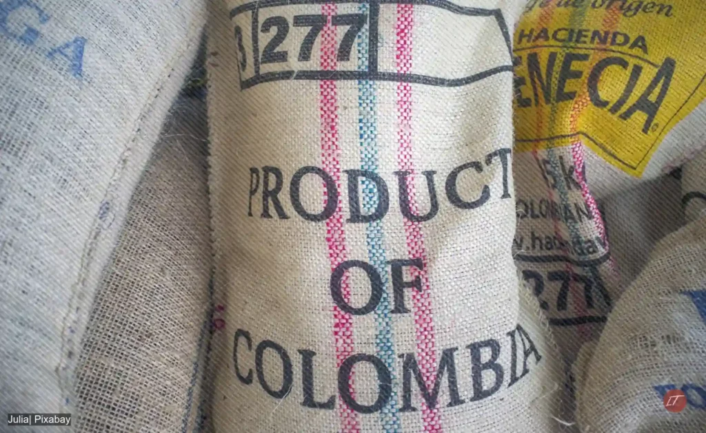 Sacos de café colombiano con sello Product of Colombia en bodega