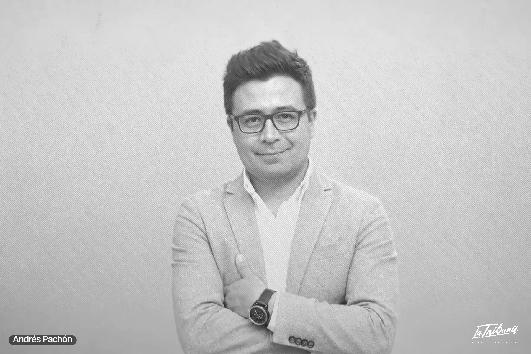 Andrés Pachón, abogado y profesor de Derecho Constitucional, posa con gafas y brazos cruzados