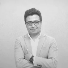 Andrés Pachón, abogado y profesor de Derecho Constitucional, posa con gafas y brazos cruzados