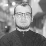 Dilan Neira, estudiante universitario, posa con gafas oscuras y pañuelo en un patio