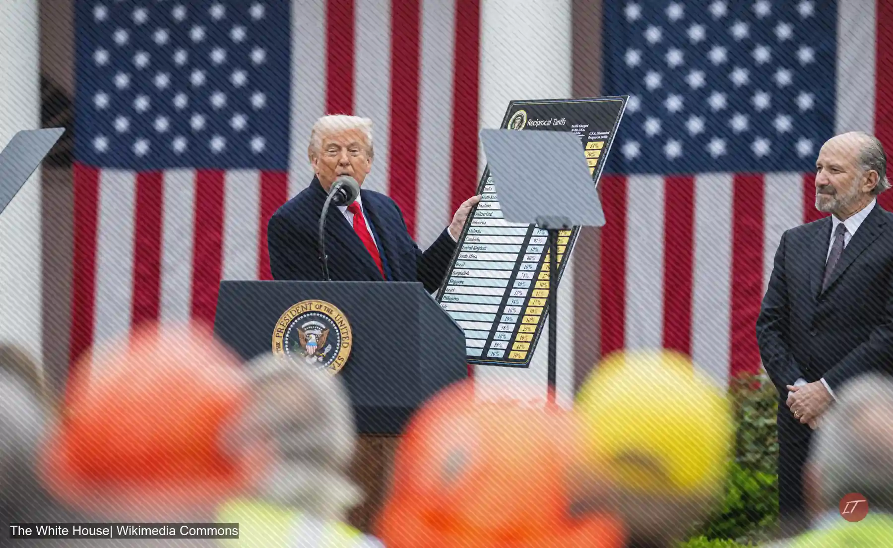 Donald Trump, junto a un atril, sostiene una tabla de aranceles recíprocos durante un acto en el Jardín de las Rosas de la Casa Blanca, en Washington.