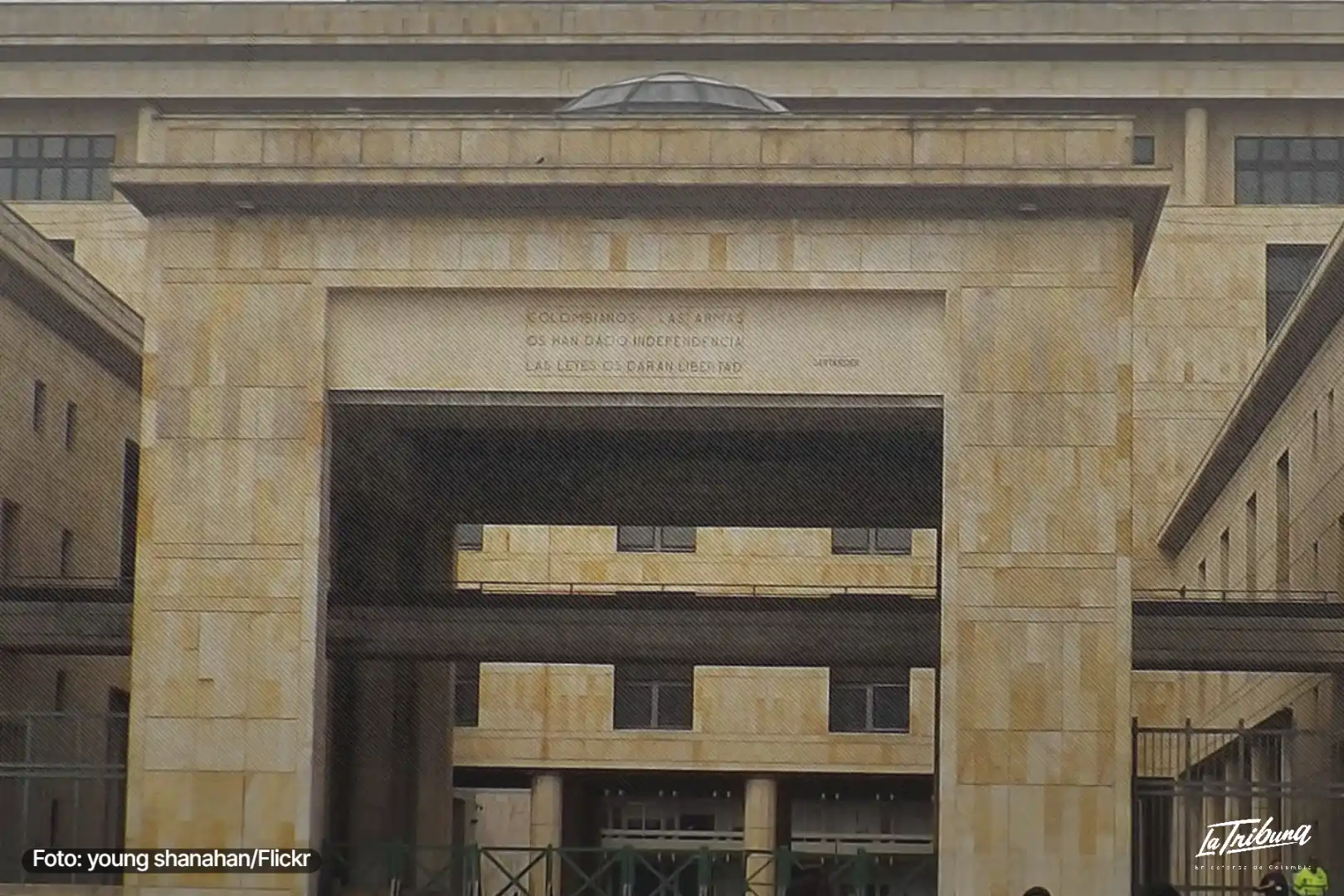 Fachada y entrada del Palacio de Justicia, sede de altas cortes en Bogotá