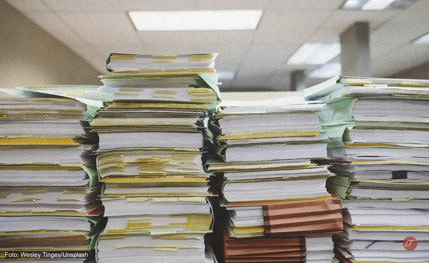 Pilas de documentos de papel y carpetas de archivo acumuladas en una oficina