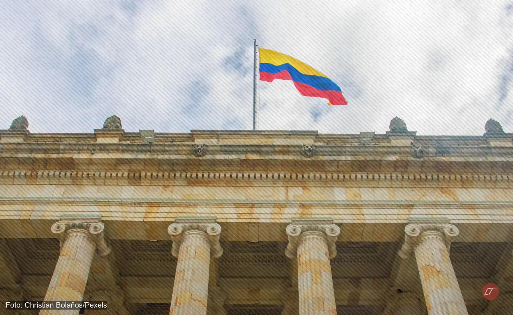 Capitolio Nacional, sede del Congreso, con la bandera de Colombia en Bogotá