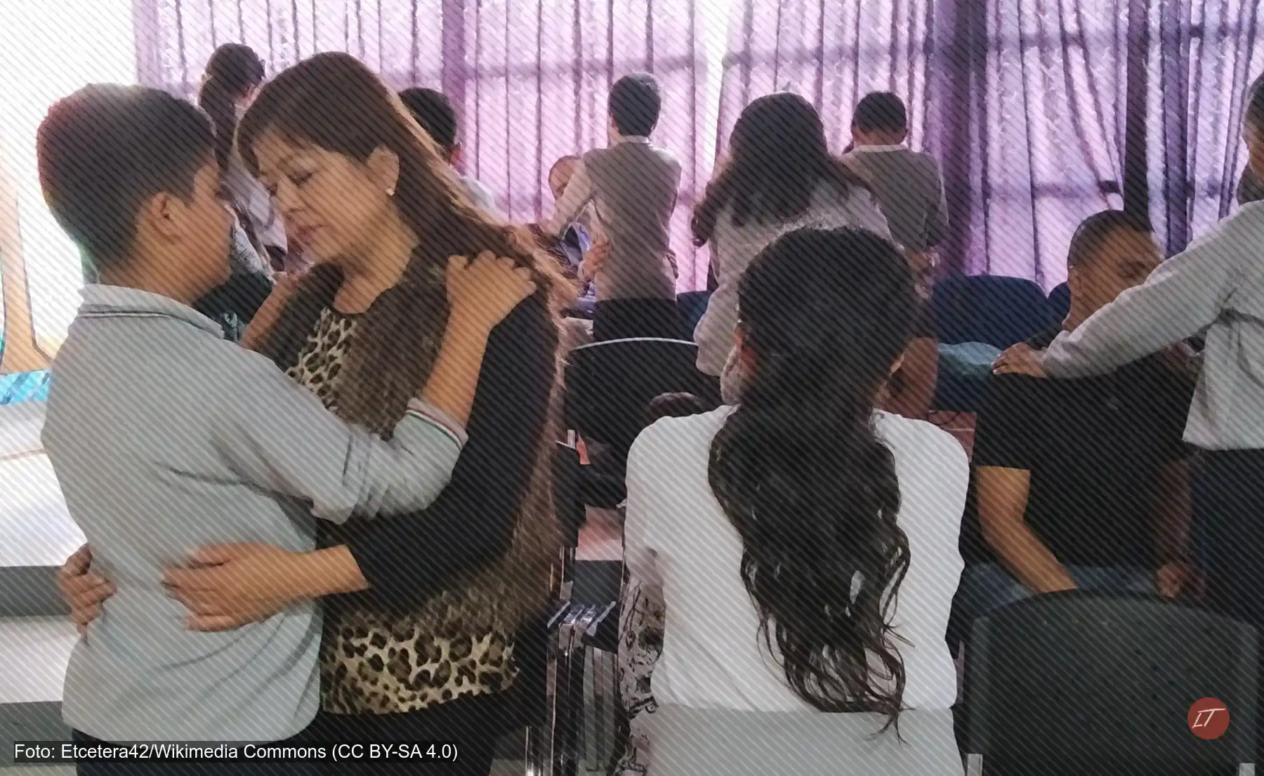 Una mujer abraza a un niño durante un Laboratorio de Familias en Bosa, Bogotá